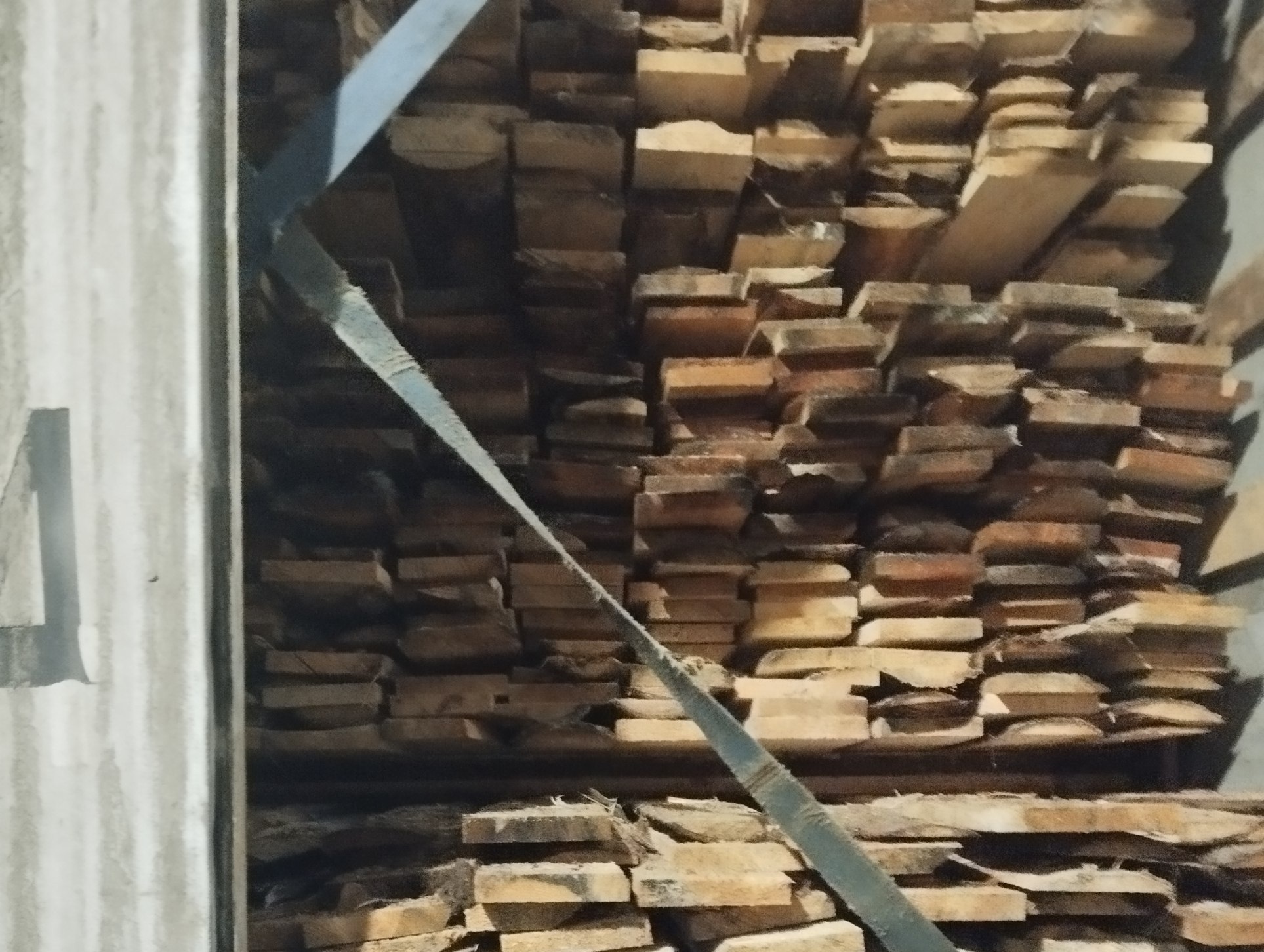 Фуру с пиломатериалами не выпустили из Саратовской области